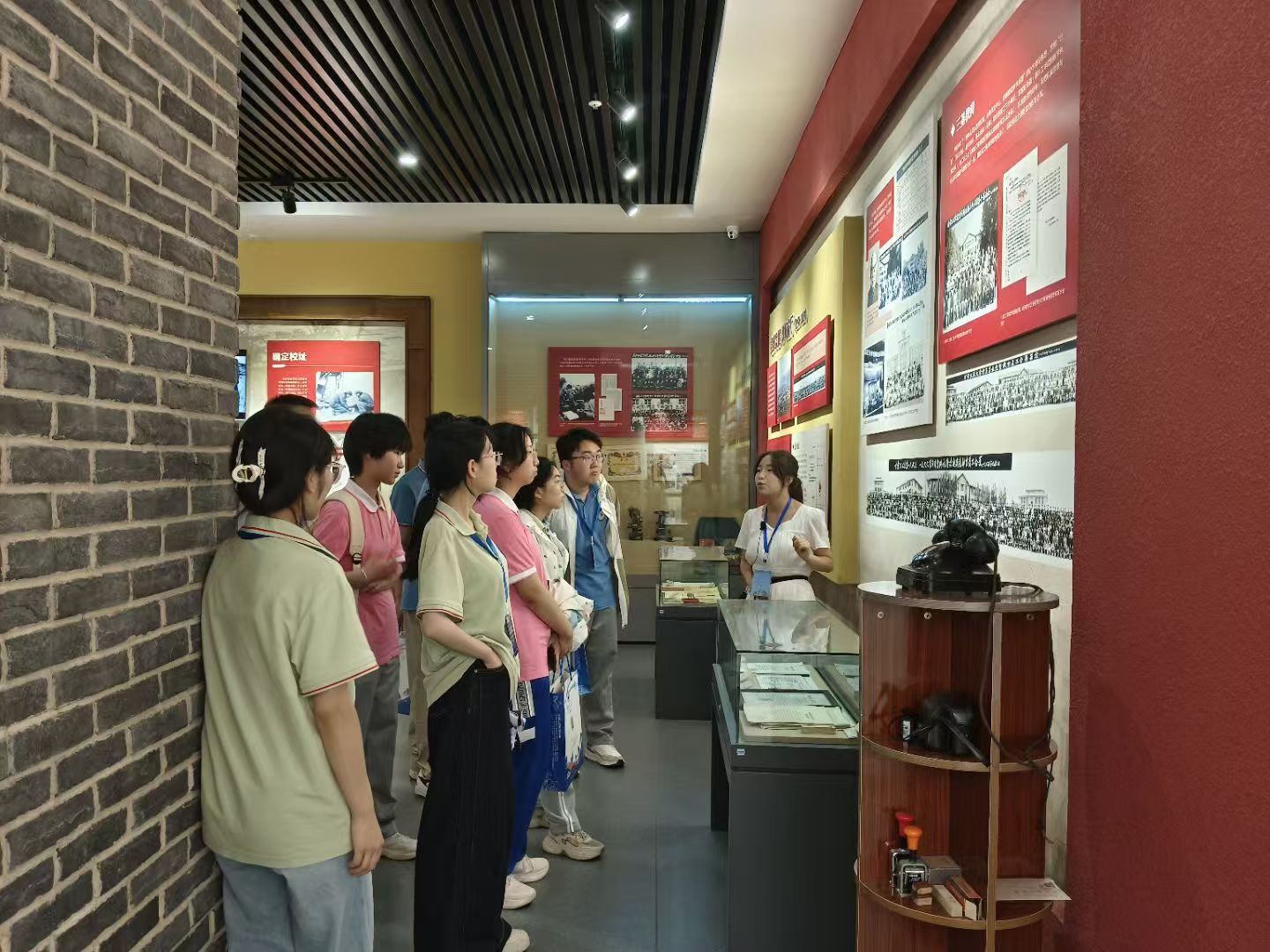 白银市第八中学40名高中生参观校史馆
